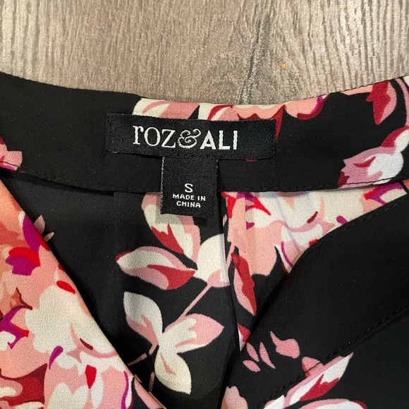 ROZ & ALI floral blouse - Picture 2 of 2
